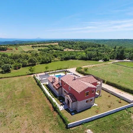 Irena Villa *