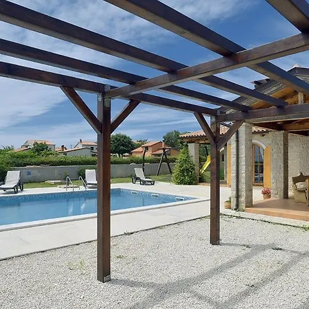 Irena Villa *