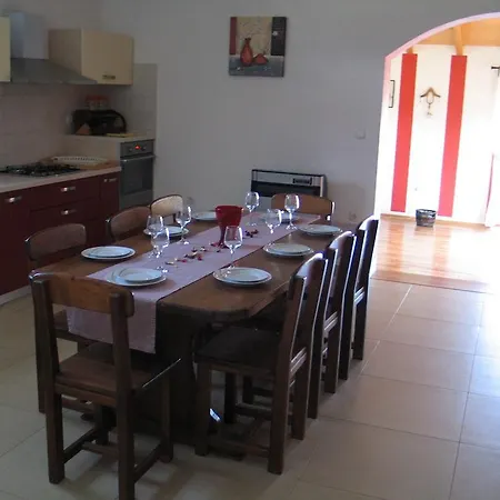 Irena Villa *
